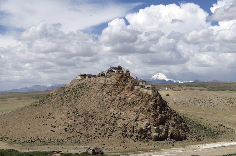 Vue du Mont Kailash et du monastère de Chiu. Le Mont sacré du Kailash au Tibet.