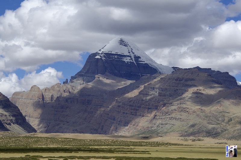 Vue avant d'arriver à Darchen. Le Mont sacré du Kailash au Tibet.