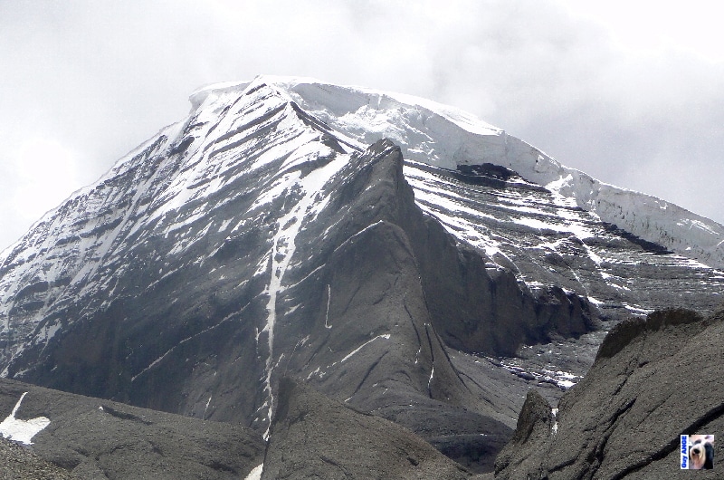 Il neige sur le mont sacré du Kailash. Le Mont sacré du Kailash au Tibet.