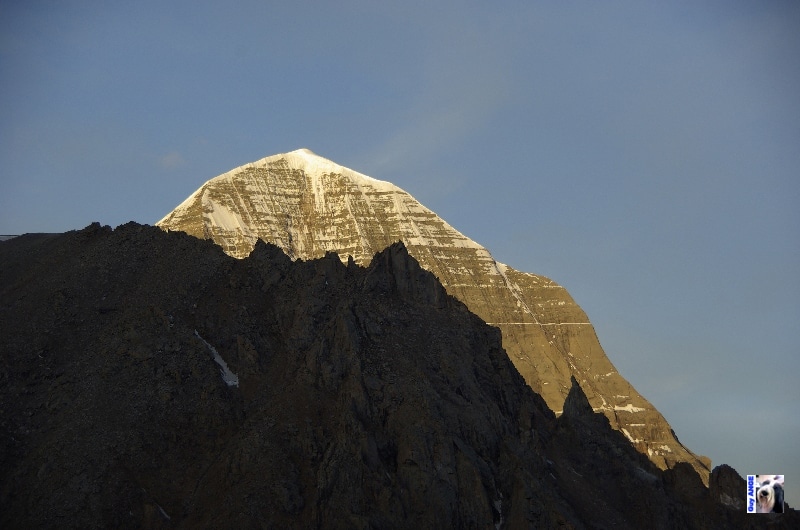Le jour ,se lève sur le mont Kailash. Le Mont sacré du Kailash au Tibet.