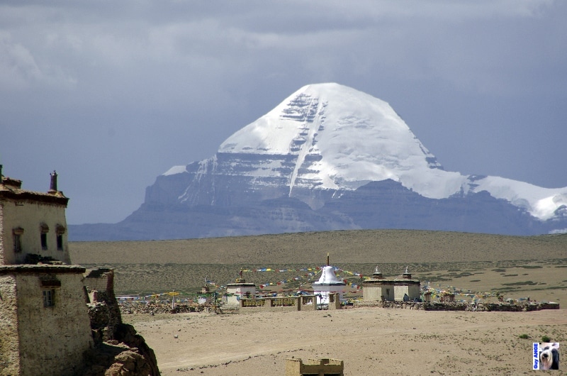 Le mont Kailash du monastère de Chiu. Le Mont sacré du Kailash au Tibet.