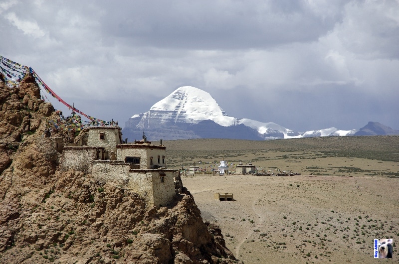 Le mont Kailash du monastère de Chiu. Le Mont sacré du Kailash au Tibet.