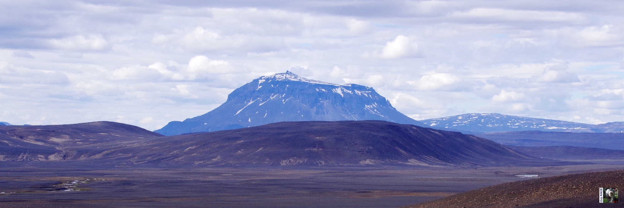 Culminant à 1 682 mètres d'altitude et à environ 1 000 mètres au-dessus des terres environnantes. Herðubreið