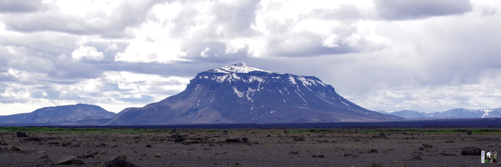 Le Herðubreið s'élève au centre du désert Ódáðahraun, en français « Désert des Crimes ». Herðubreið