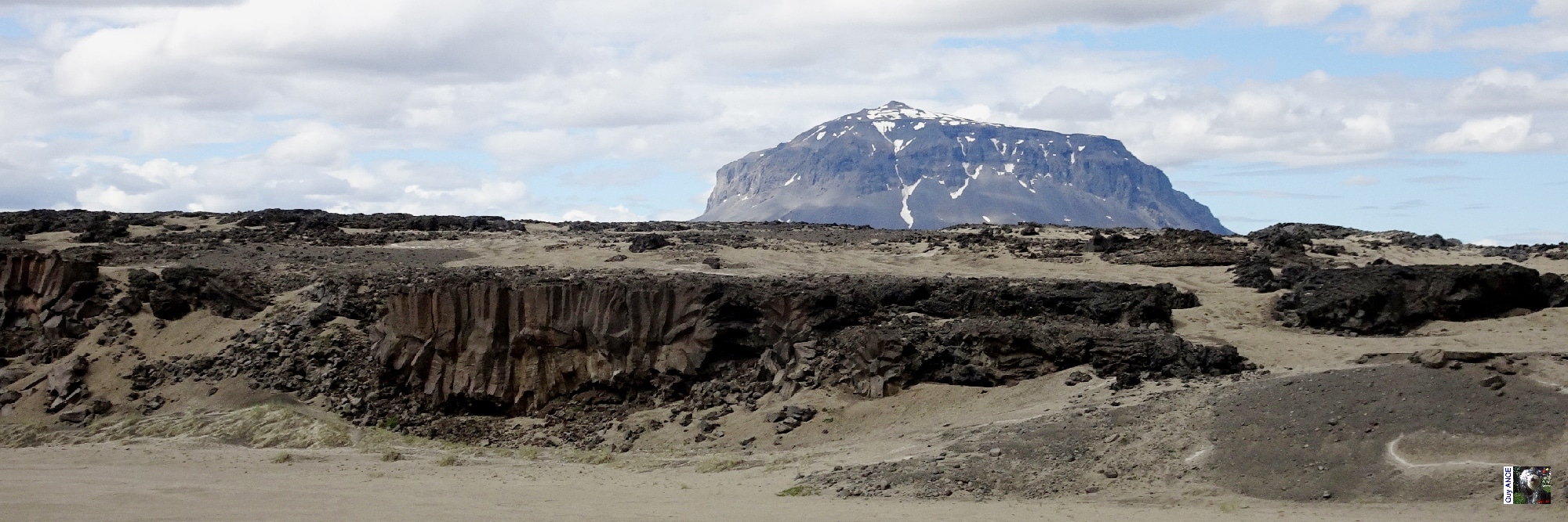 Le Herðubreið s'élève au centre du désert Ódáðahraun, en français « Désert des Crimes ». Herðubreið
