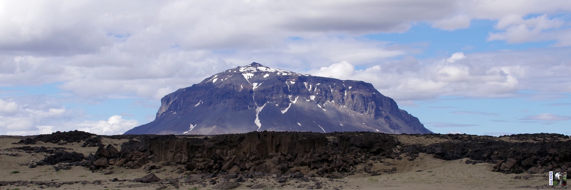 Culminant à 1 682 mètres d'altitude et à environ 1 000 mètres au-dessus des terres environnantes. Herðubreið