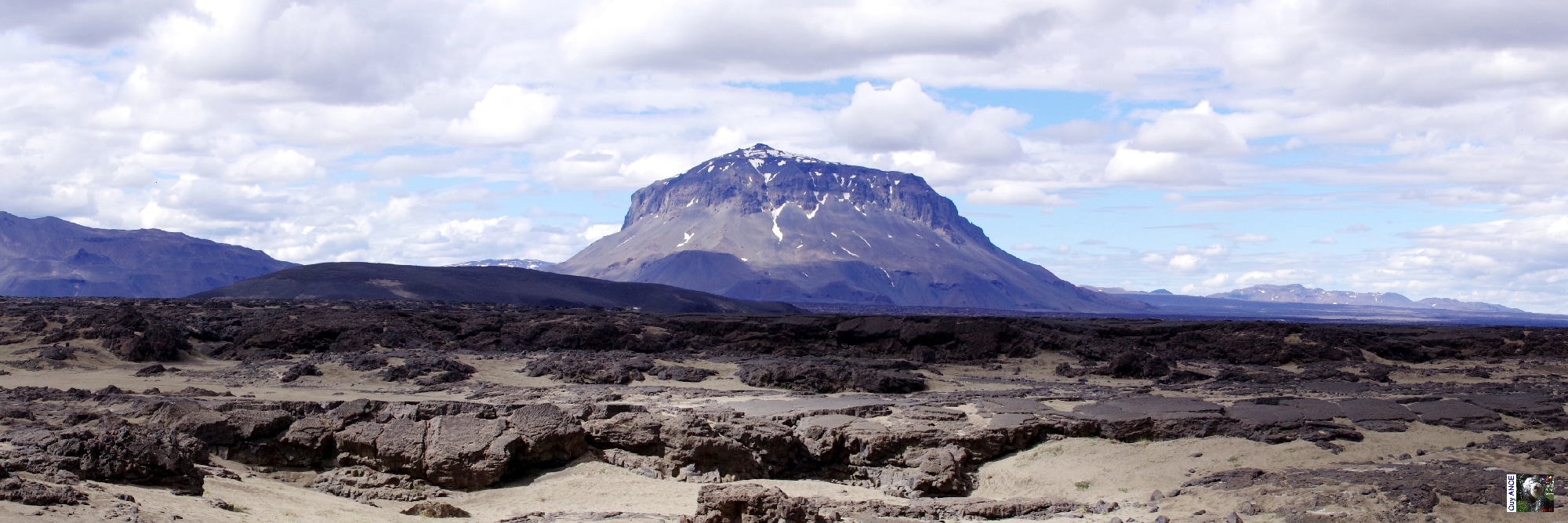 le volcan est un tuya ceinturé en totalité par des falaises délimitant un plateau sommital. Herðubreið