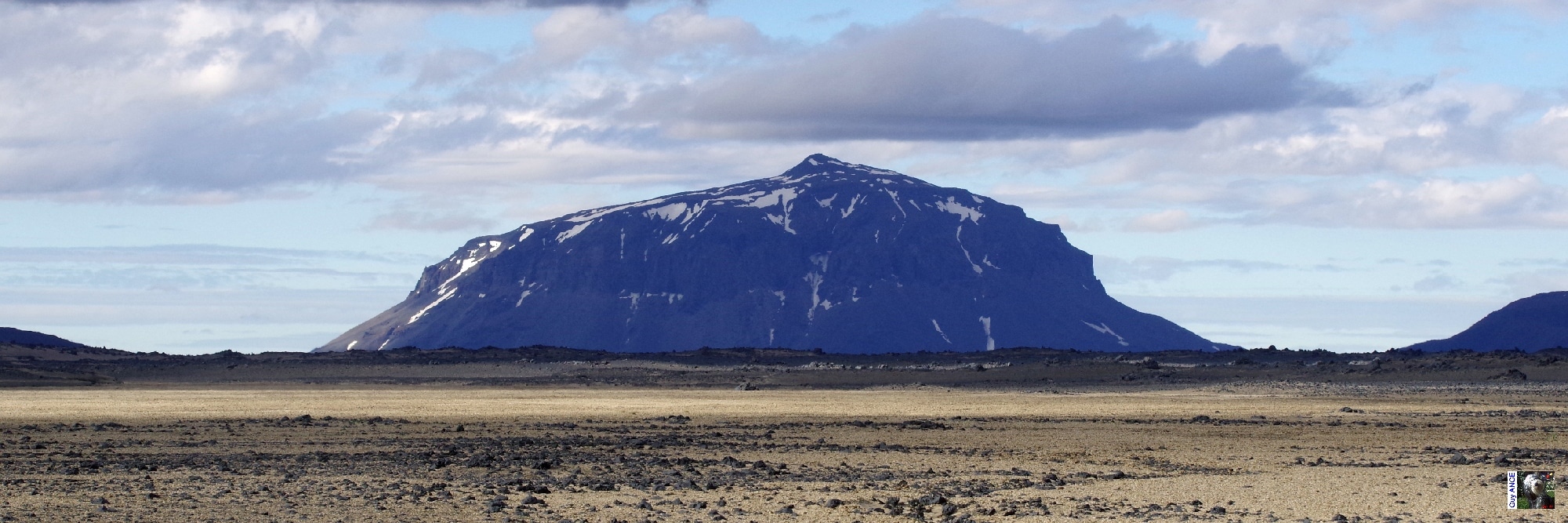 le volcan est un tuya ceinturé en totalité par des falaises délimitant un plateau sommital. Herðubreið