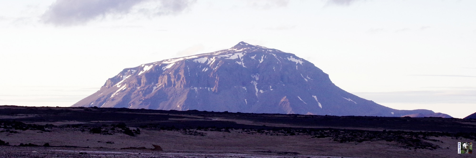 le volcan est un tuya ceinturé en totalité par des falaises délimitant un plateau sommital. Herðubreið