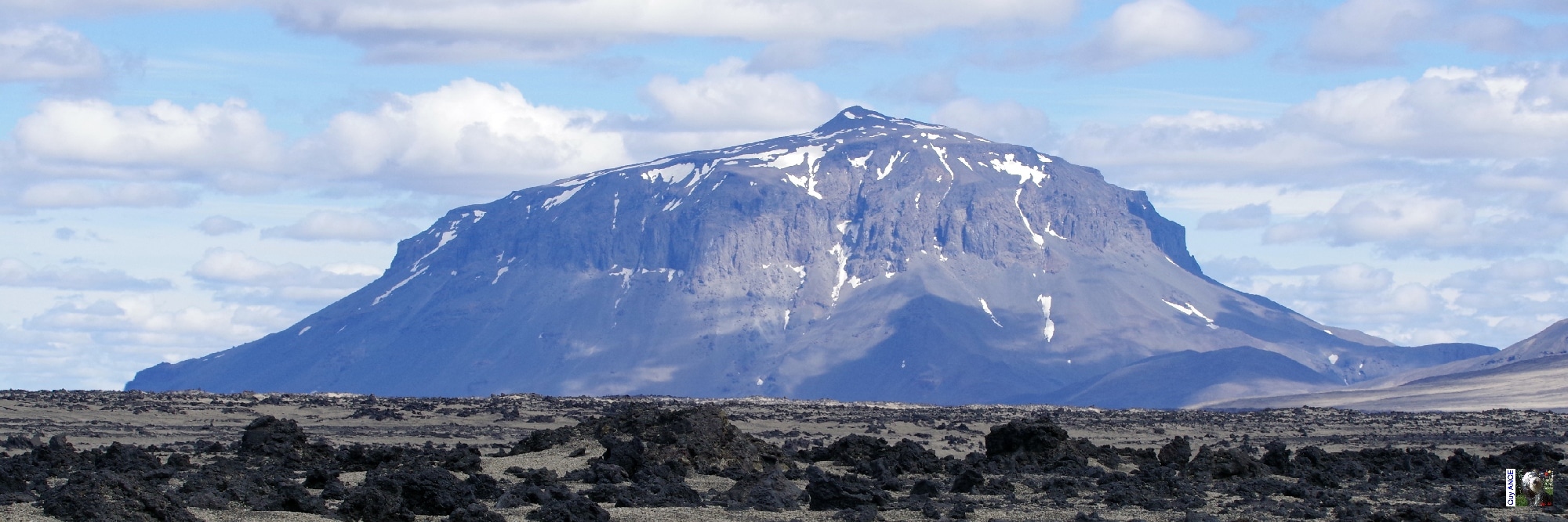 le volcan est un tuya ceinturé en totalité par des falaises délimitant un plateau sommital. Herðubreið