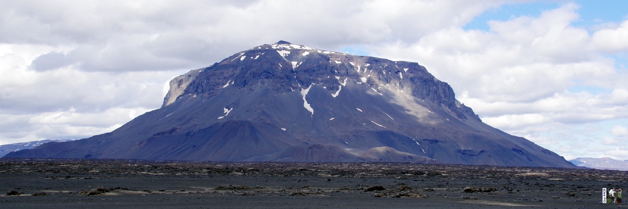 Le Herðubreið s'élève au centre du désert Ódáðahraun, en français « Désert des Crimes ». Herðubreið