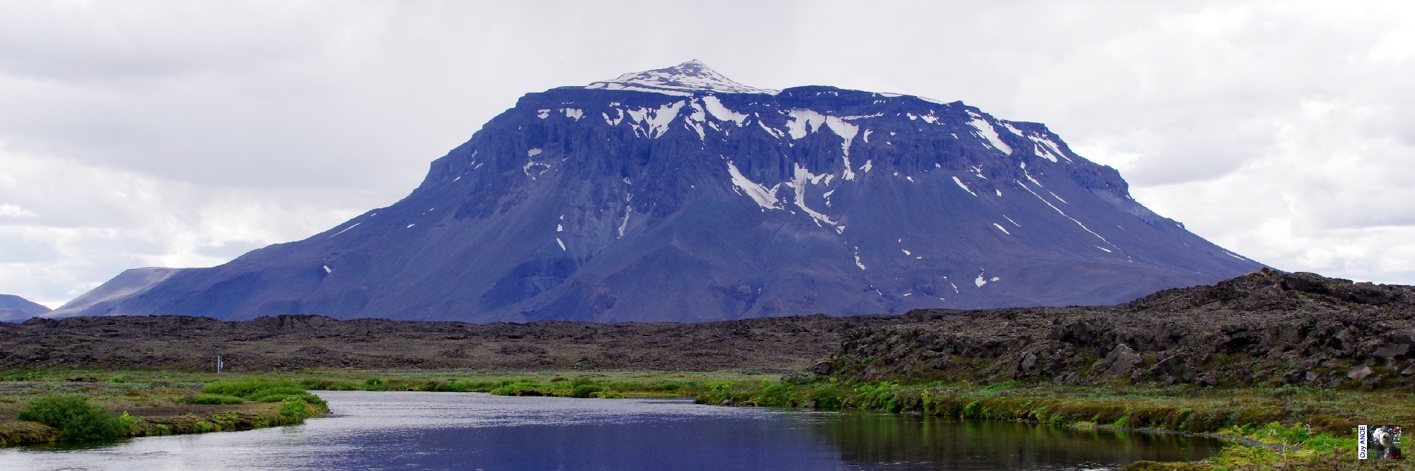 Le Herðubreið s'élève au centre du désert Ódáðahraun, en français « Désert des Crimes ». Herðubreið