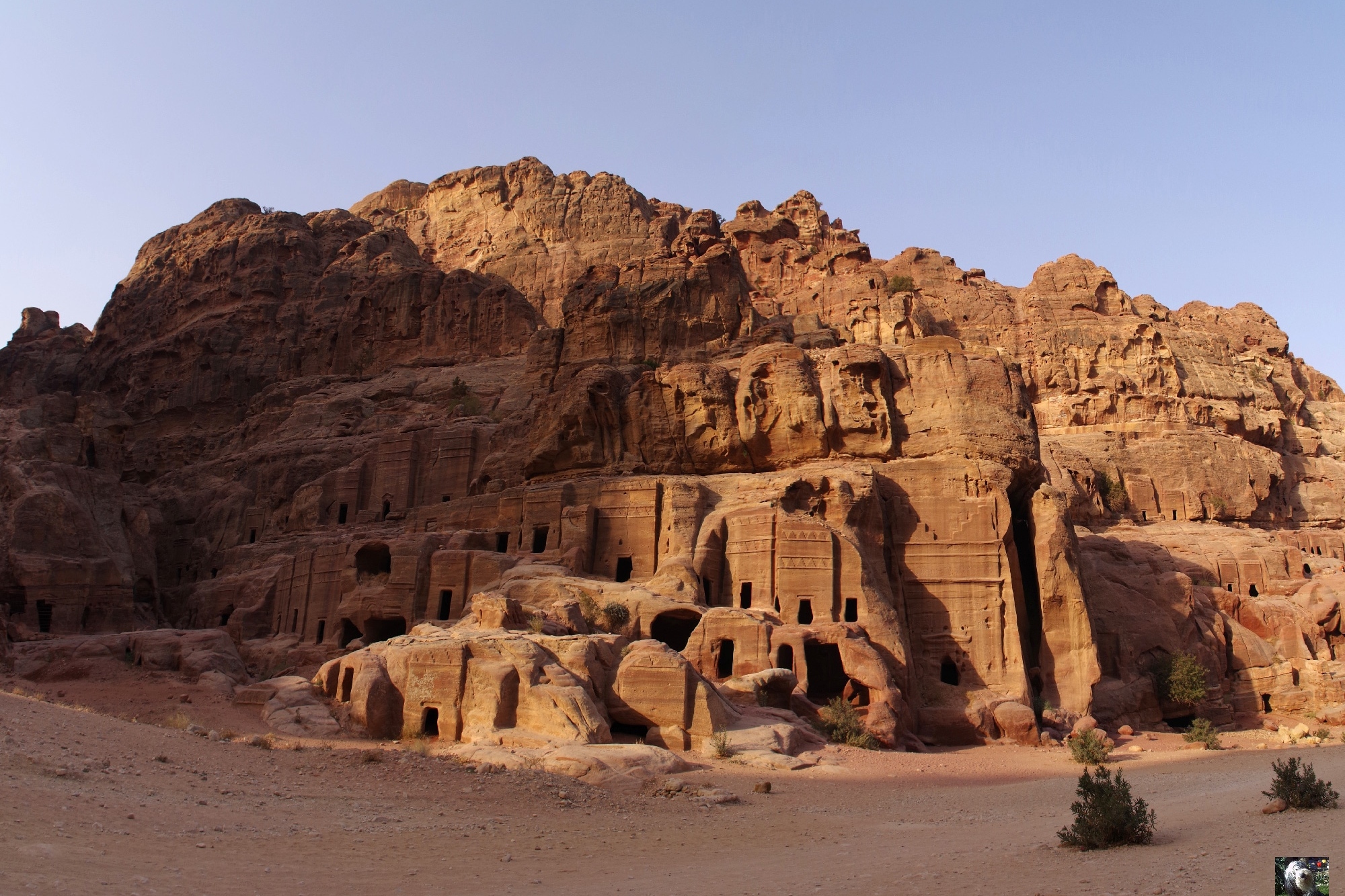 Série de tombeaux à Pétra, Jordanie. Série de tombeaux à Pétra, Jordanie.