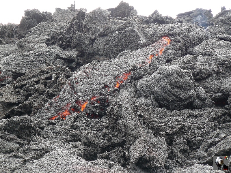 Lave incandescente sur les flancs du volcan Pacaya. Guatemala, le Pacaya.