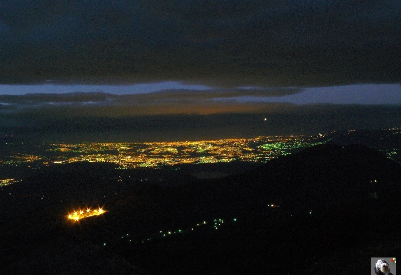 Du haut du Pacaya nous voyons Guatemala City. Guatemala, le Pacaya.