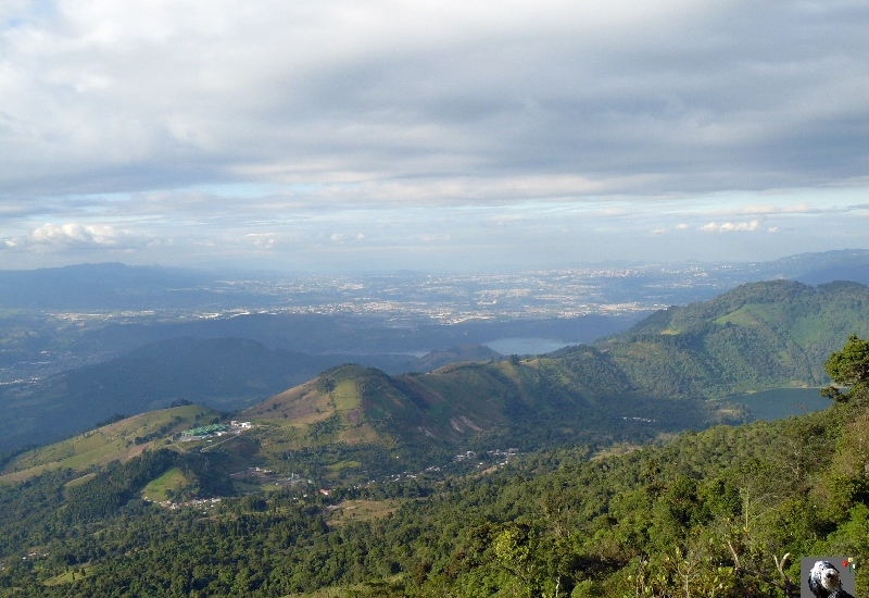 Du haut du Pacaya nous voyons Guatemala City. Guatemala, le Pacaya.