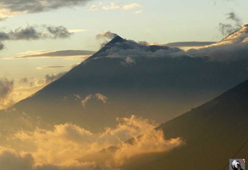 Du Pacaya vue sur le volcan Fuego qui fume. Guatemala, le Pacaya.