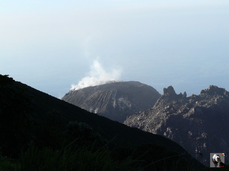 Le dôme du Santiaguito fumant. Guatemala, le Santiaguito.