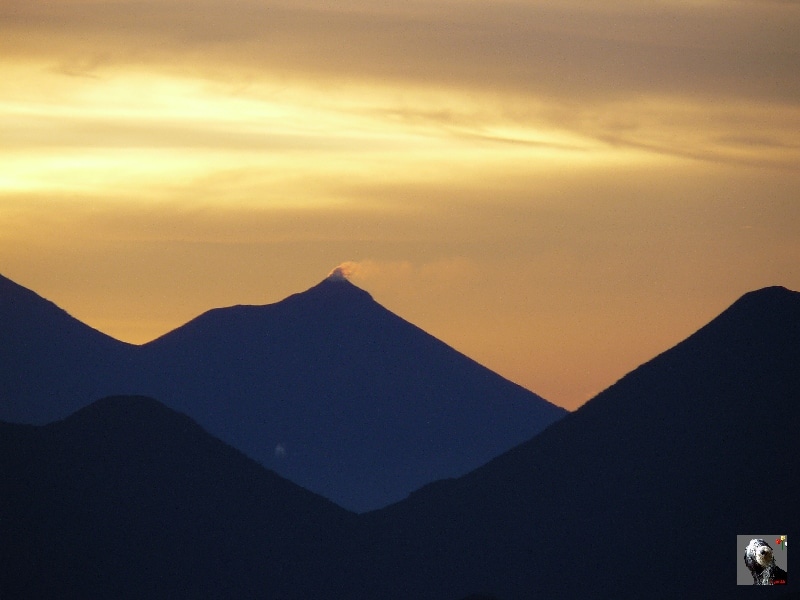 Au coucher du soleil, le Fuego avec son panache de fumée. Guatemala, le Santiaguito.