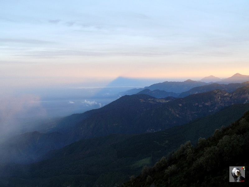 Au coucher du soleil, l'ombre portée du Fuego. Guatemala, le Santiaguito.