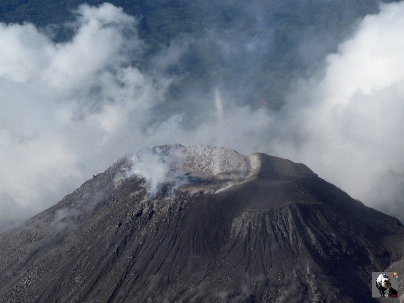Guatemala, le Santiaguito en éruption. Début du dégazage du Santiaguito. Guatemala, le Santiaguito en éruption. Début du dégazage du Santiaguito.