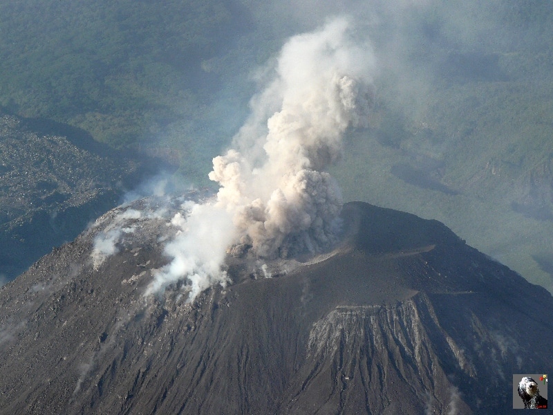 Le Santiaguito en éruption. Guatemala, le Santiaguito.
