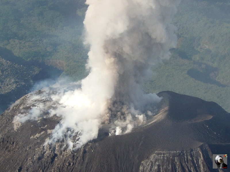 Le Santiaguito en éruption. Guatemala, le Santiaguito.