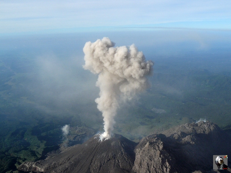 Le Santiaguito en éruption. Guatemala, le Santiaguito.