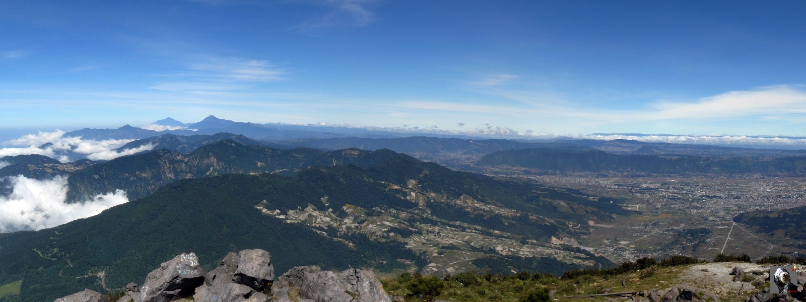 Au sommet du Santa Maria, vue exceptionnelle. Guatemala, le Santiaguito.