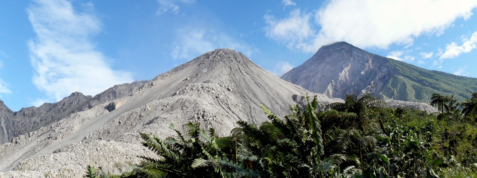 Vue sur le Santiaguito et le sommet du Santa Maria depuis l'Estencia. Guatemala, le Santiaguito.