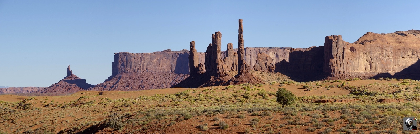Ces formations rocheuses résultent de l'érosion d'un grand plateau. USA, Monument Valley.