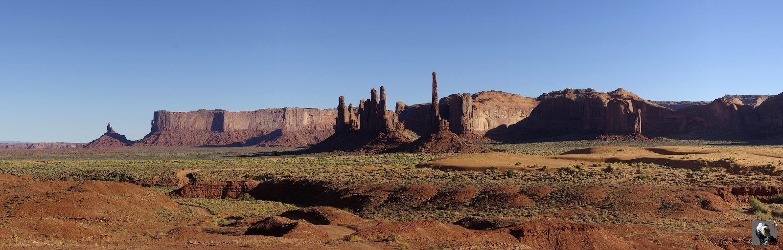 Ces formations rocheuses résultent de l'érosion d'un grand plateau. USA, Monument Valley.