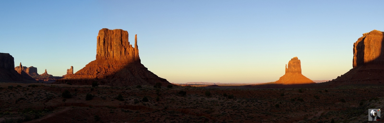 Le coucher de soleil embrase Monument Valley. USA, Monument Valley.