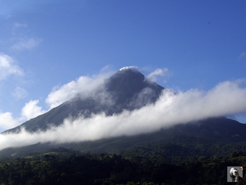 Volcan actif avec un dôme de lave au sommet. Costa Rica, le volcan Arenal.