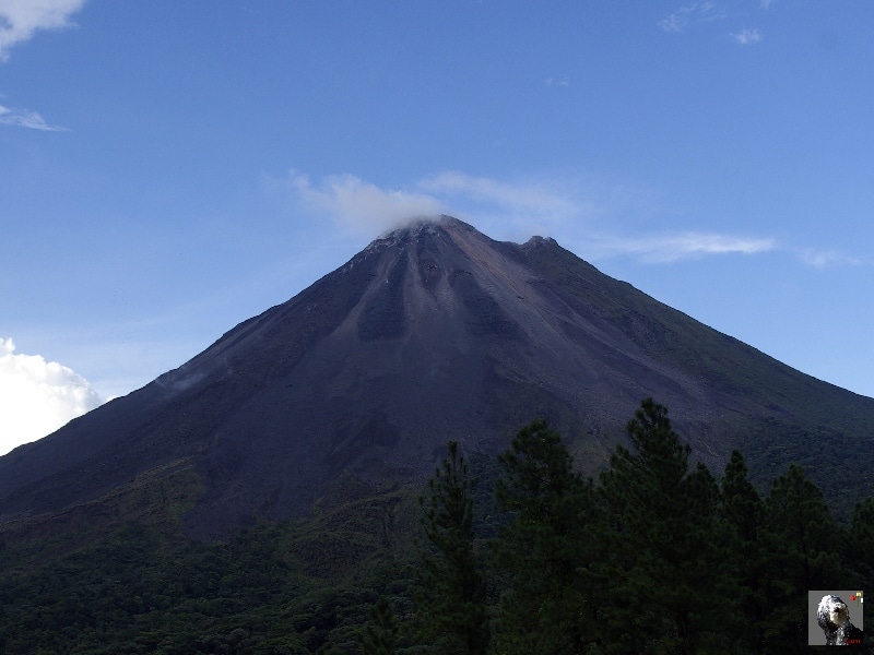 Volcan actif avec un dôme de lave au sommet. Costa Rica, le volcan Arenal.