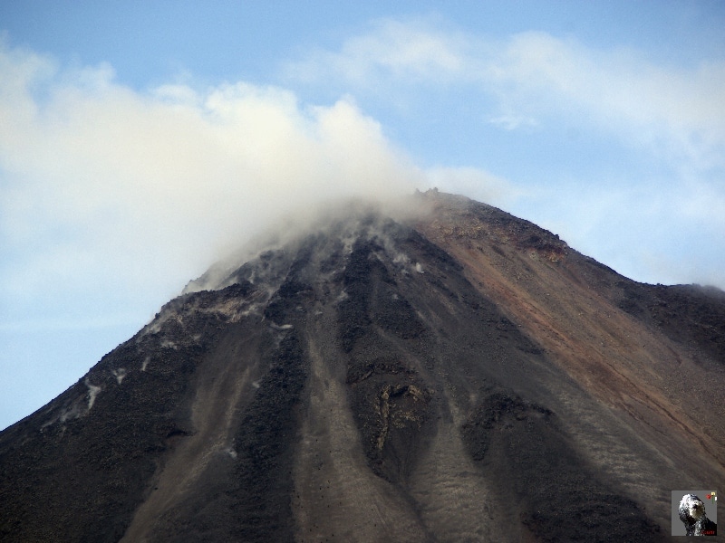 Volcan actif avec un dôme de lave au sommet. Costa Rica, le volcan Arenal.