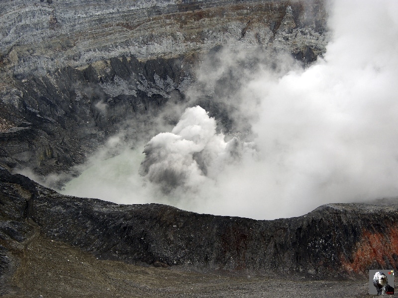Lors de notre passage, une petite éruption phréatique nous surprend. Costa Rica, Volcan Poas.