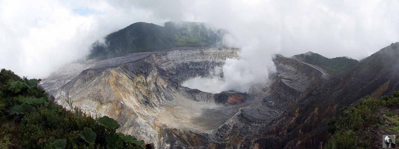 Le cratère actif du volcan Poas siège d'éruption phréatiques. Costa Rica, Volcan Poas.