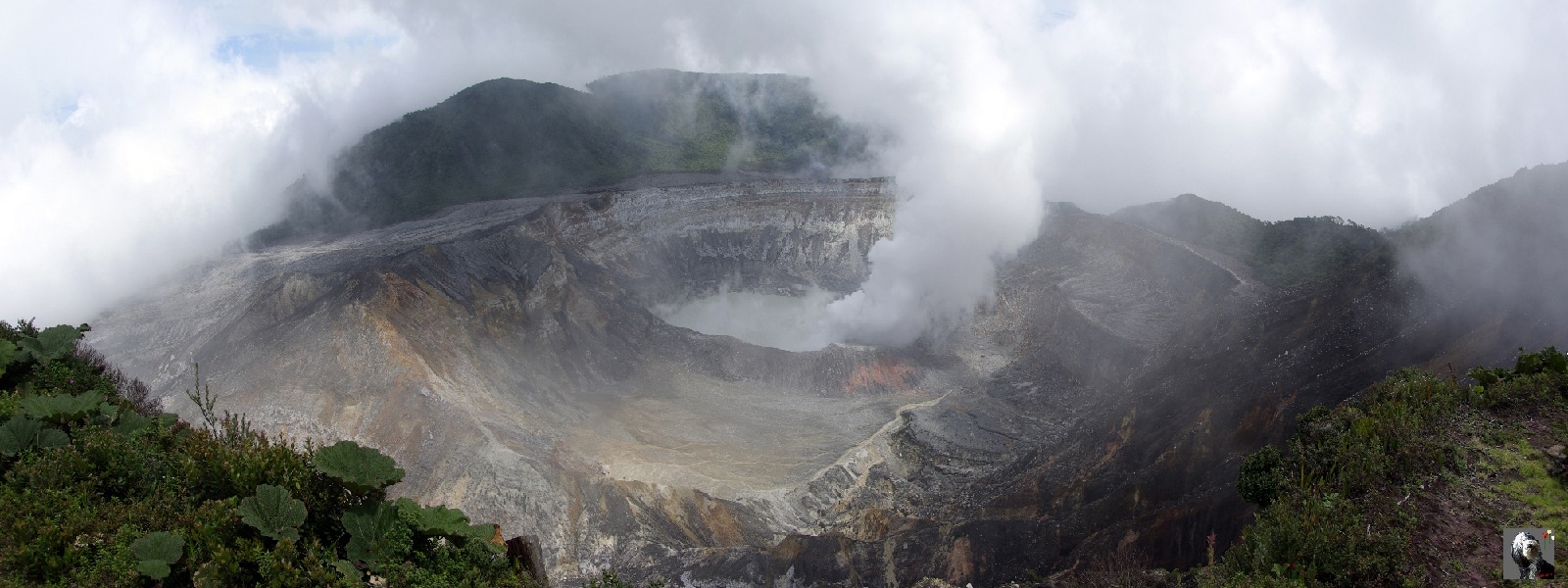 Le cratère actif du volcan Poas siège d'éruption phréatiques. Costa Rica, Volcan Poas.