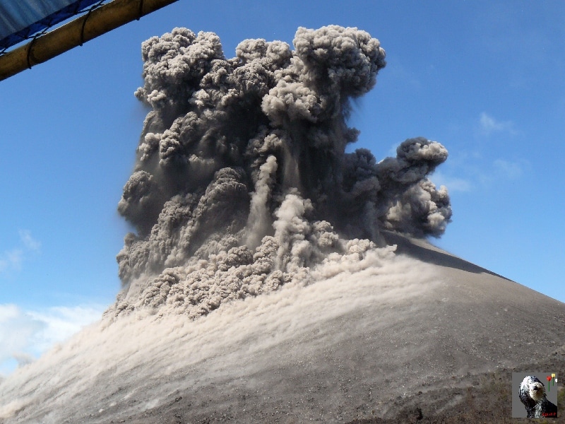 Une partie des gaz chargés de cendre retombent et s'écoulent sur le flanc du cône en une petite coulée pyroclastique. Indonésie, Krakatau.