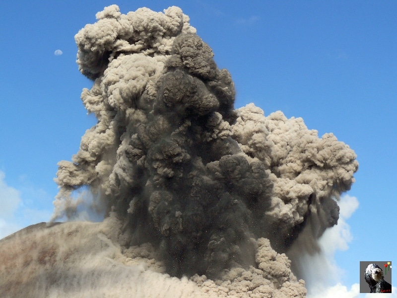 Ici on distingue bien les deux types de cendre éjectées. La sombre plus grossière et la grise très fine, pulvérulente. Indonésie, Krakatau.
