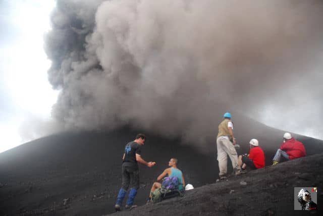 Premier arrêt pour mesurer le temps entre deux éruptions. Indonésie, Krakatau.
