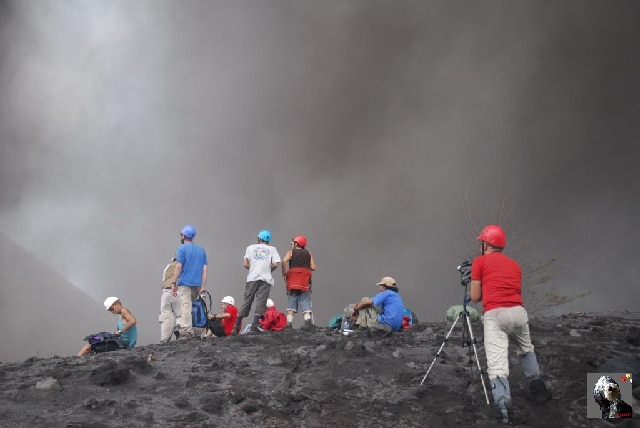 Entre deux éruptions, on prend des photos, discute, explorer les environs. Indonésie, Krakatau.