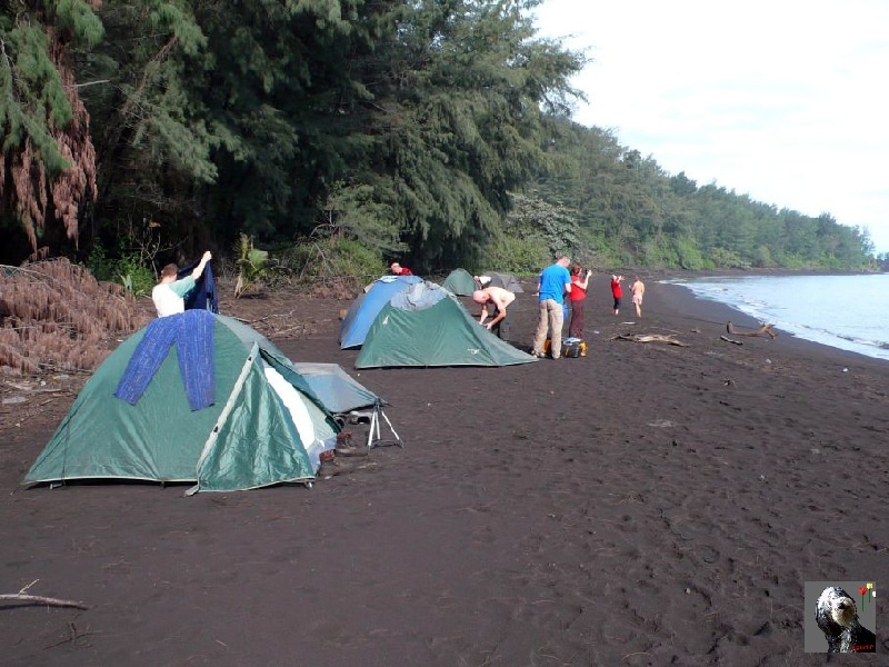 Campement sur la plage de l'île d'Anak Kratatau. Indonésie, Krakatau.