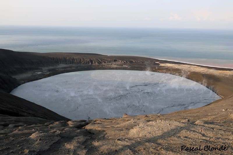 Après une activité d'éruptions surtseyienne, le cratère est rempli d'eau de mer. Indonésie, Krakatau. (Pascal Blondé)