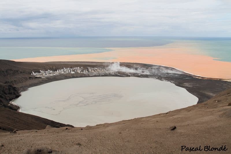 Après une activité d'éruptions surtseyiennes, le cratère est rempli d'eau de mer. Indonésie, Krakatau. (Pascal Blondé)