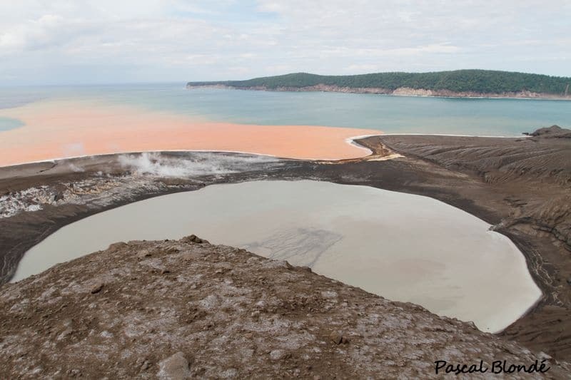 Après une activité d'éruptions surtseyiennes, le cratère est rempli d'eau de mer. Indonésie, Krakatau. (Pascal Blondé)
