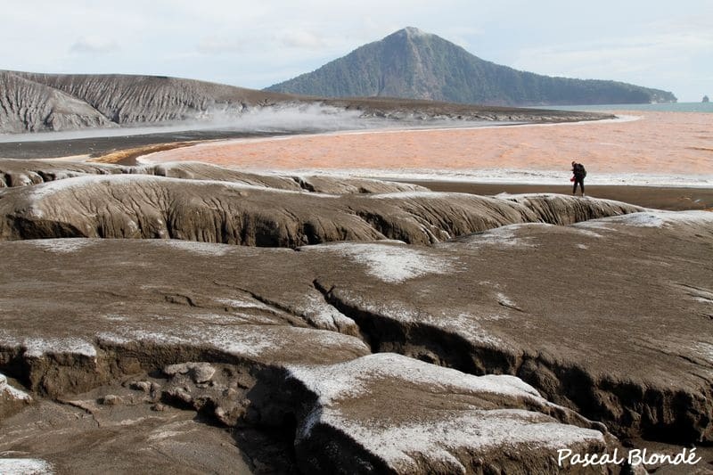 Il ne reste quasiment rien de l'ancienne structure. Tout a été balayé par l'éruption de fin 2018. Indonésie, Krakatau. (Pascal Blondé)