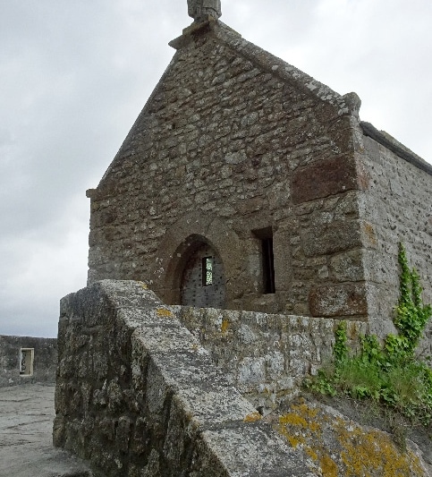 Au pied du mont, coté nord, la chapelle Saint Aubert. Le Mont Saint Michel. Chapelle Saint Aubert.