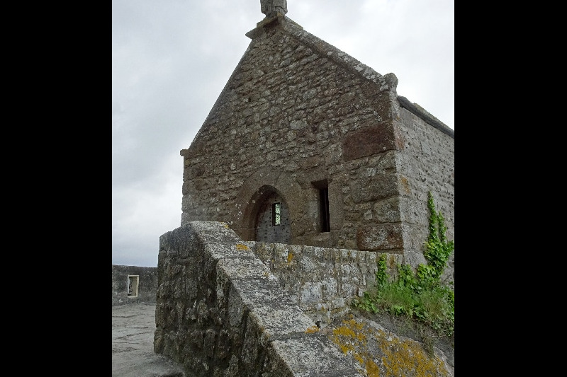 Au pied du mont, coté nord, la chapelle Saint Aubert. Le Mont Saint Michel. Chapelle Saint Aubert.